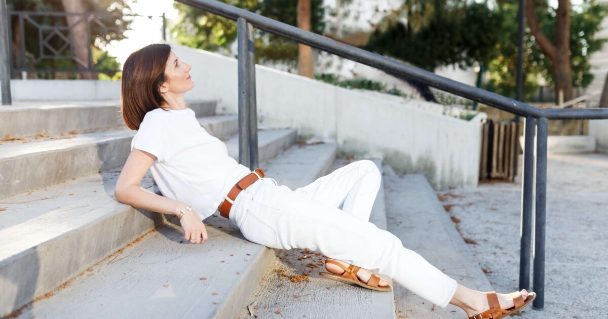 Lady in white who fell in the stairs