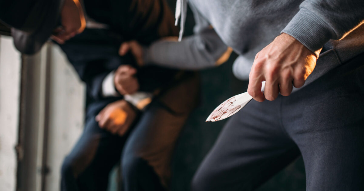 Robber stabbed his victim with knife in entrance