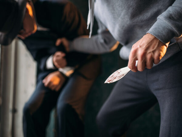 Robber stabbed his victim with knife in entrance