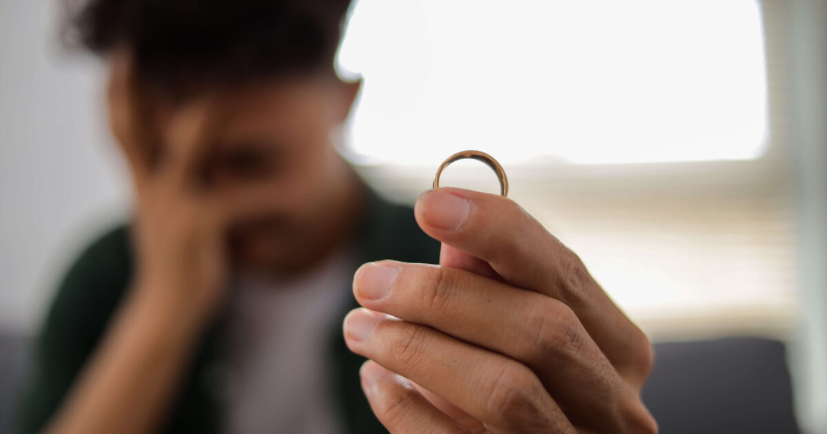 Unhappy man decided to remove the wedding ring and divorce