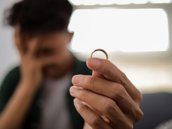 Unhappy man decided to remove the wedding ring and divorce